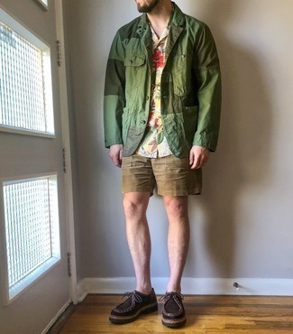 Beige Shorts Outfits For Men: Combining an olive patchwork blazer and beige shorts will cement your expertise in menswear styling even on weekend days. Dark brown suede desert boots look awesome here.