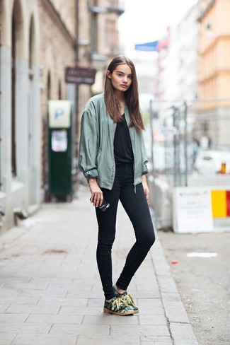 Black Skinny Jeans Outfits: This laid-back combo of an olive bomber jacket and black skinny jeans is a goofproof option when you need to look nice but have no time to spare. Green camouflage canvas oxford shoes will effortlessly polish off even your most comfortable clothes.