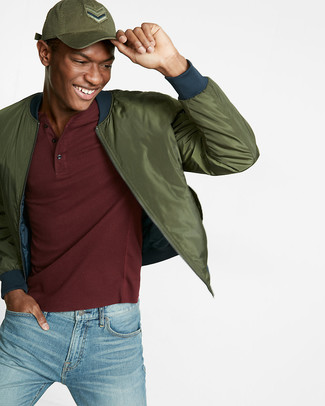 Dark Green Baseball Cap Outfits For Men: An olive bomber jacket and a dark green baseball cap are a good pairing to carry you throughout the day and into the night.
