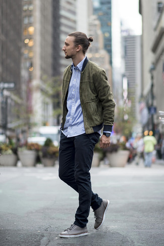 Grey Leather Low Top Sneakers Outfits For Men: An olive bomber jacket and navy chinos are a combo that every smart gentleman should have in his wardrobe. If you wish to instantly dial down your ensemble with footwear, why not complement this look with a pair of grey leather low top sneakers?