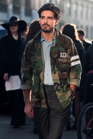 Dark Green Camouflage Shirt Jacket Outfits For Men: A dark green camouflage shirt jacket and black chinos are great menswear staples that will integrate wonderfully within your daily lineup.