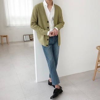 Olive Knit Cardigan Outfits For Men: Extremely stylish and functional, this casual combination of an olive knit cardigan and blue jeans brings variety. Balance this outfit with a more refined kind of shoes, like these black leather derby shoes.