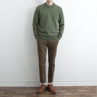 Brown Leather Brogues Outfits: An olive crew-neck sweater and brown chinos have become a go-to combination for many sartorial-savvy men. You can get a bit experimental on the shoe front and complete this outfit with brown leather brogues.