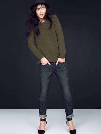 Charcoal Jeans Outfits For Women: Go for a simple but at the same time cool and casual option by teaming an olive crew-neck sweater and charcoal jeans. A cool pair of black suede pumps is an easy way to add an added touch of sophistication to this ensemble.