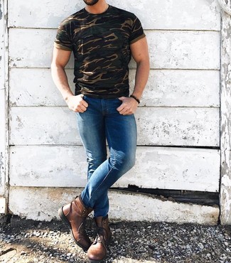 Dark Green Crew-neck T-shirt Outfits For Men: A dark green crew-neck t-shirt and blue skinny jeans are a wonderful combo worth having in your day-to-day lineup. And if you wish to easily perk up this ensemble with one piece, why not complete this look with brown leather casual boots?