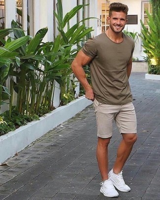 Dark Green Crew-neck T-shirt Outfits For Men: A dark green crew-neck t-shirt and grey shorts are a nice outfit formula to have in your wardrobe. A good pair of white athletic shoes is an easy way to give an element of stylish casualness to this outfit.