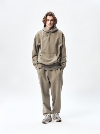 1200+ Relaxed Outfits For Men: An olive crew-neck t-shirt and a tan track suit are absolute menswear essentials that will integrate perfectly within your day-to-day casual repertoire. A pair of tan athletic shoes will tie the whole thing together.