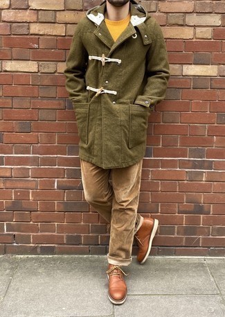Olive Duffle Coat Outfits For Men: An olive duffle coat and khaki corduroy chinos are appropriate for both semi-casual situations and day-to-day wear. Brown leather desert boots tie the look together.