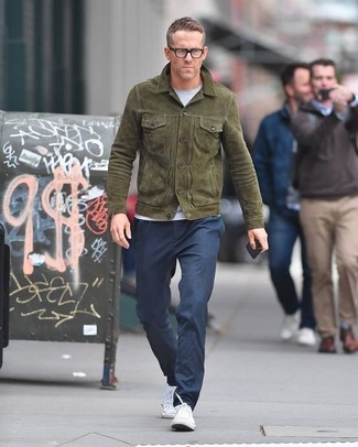 Dark Green Field Jacket Outfits: Pair a dark green field jacket with navy chinos for a edgy and casual and trendy look. White canvas low top sneakers will bring a hint of stylish effortlessness to an otherwise dressy look.