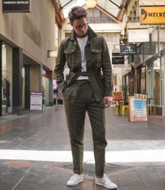 Olive Linen Field Jacket Outfits: The formula for a neat laid-back outfit for men? An olive linen field jacket with olive linen chinos. Finishing with a pair of white low top sneakers is an effective way to introduce a sense of stylish effortlessness to this outfit.