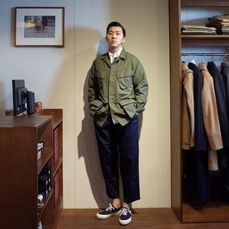 Olive Field Jacket Outfits: For a laid-back and cool look, consider wearing an olive field jacket and navy chinos — these pieces work really well together. Bring a carefree touch to by slipping into navy and white canvas low top sneakers.