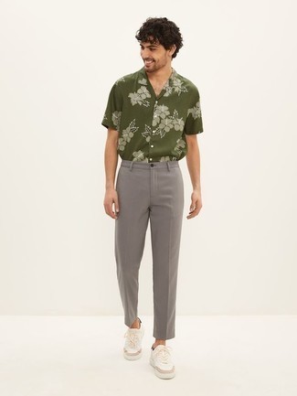 White Canvas Low Top Sneakers Outfits For Men: An olive floral short sleeve shirt and grey chinos combined together are a savvy match. Complete this outfit with a pair of white canvas low top sneakers and you're all set looking killer.