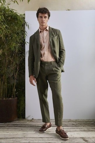 Olive Linen Suit Outfits: An olive linen suit and a beige short sleeve shirt are absolute staples if you're putting together a sophisticated wardrobe that matches up to the highest men's fashion standards. Take this ensemble down a more relaxed path with dark brown leather boat shoes.