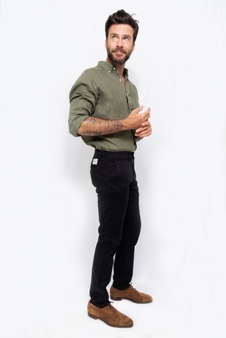 Dark Brown Suede Oxford Shoes Outfits: An olive long sleeve shirt and black chinos will introduce serious style into your day-to-day casual fashion mix. Want to dial it up when it comes to shoes? Introduce a pair of dark brown suede oxford shoes to this outfit.