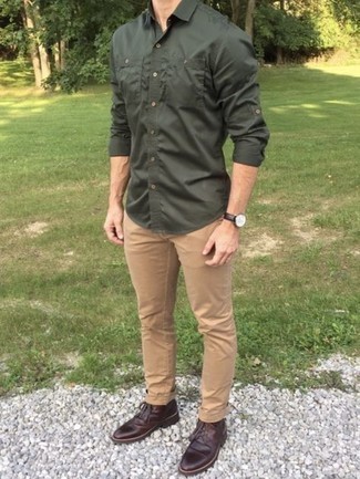 Khaki Jeans Outfits For Men: Demonstrate your credentials in menswear styling by marrying an olive long sleeve shirt and khaki jeans for a relaxed combination. Introduce a pair of dark brown leather desert boots to your look and the whole getup will come together perfectly.