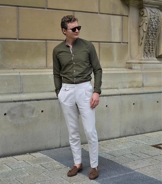 Teal Sunglasses Outfits For Men: An olive long sleeve shirt and teal sunglasses have become a go-to casual pairing for many fashionable gentlemen. You know how to dress up this ensemble: brown suede tassel loafers.