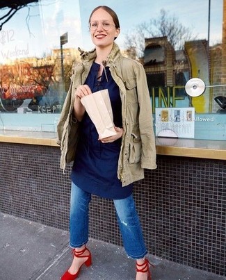 Blue Ripped Jeans Outfits For Women: This casual pairing of an olive military jacket and blue ripped jeans is effortless, incredibly chic and extremely easy to copy! Add a fresh twist to this ensemble by wearing red suede pumps.