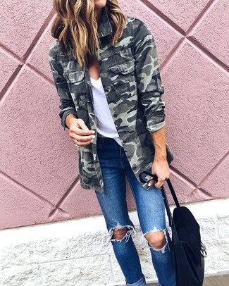T-shirt Outfits For Women: This totaly stylish casual ensemble is really pared down: a t-shirt and blue ripped skinny jeans.