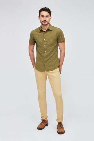Brown Suede Derby Shoes Outfits: An olive polka dot short sleeve shirt and khaki chinos are a combo that every smart gentleman should have in his off-duty closet. Got bored with this ensemble? Introduce a pair of brown suede derby shoes to change things up a bit.