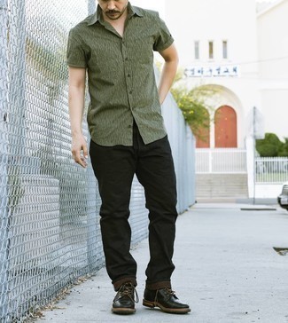 Dark Green Print Short Sleeve Shirt Outfits For Men: A dark green print short sleeve shirt and black jeans are among the fundamental items in any gentleman's functional casual sartorial collection. Black leather casual boots will take your look a more elegant path.
