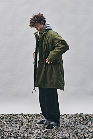Men's Outfits 2022: Dress in an olive raincoat and black jeans to show you've got serious styling prowess. If not sure as to the footwear, complement your ensemble with a pair of black and white suede low top sneakers.