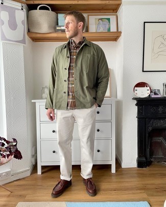 Dark Brown Leather Desert Boots Outfits: Channel your inner fashionisto and pair an olive shirt jacket with white chinos. Let your styling credentials truly shine by finishing off your look with dark brown leather desert boots.