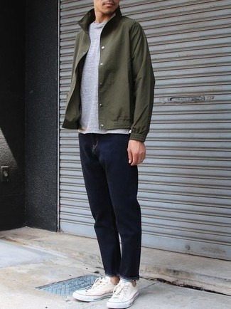 Tan Canvas Low Top Sneakers Outfits For Men: This combo of an olive shirt jacket and navy jeans is a safe and very stylish bet. Finishing off with a pair of tan canvas low top sneakers is the simplest way to introduce a dash of stylish effortlessness to this getup.