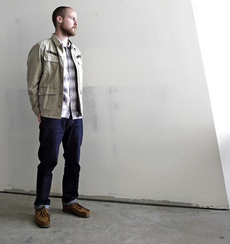 Brown Suede Desert Boots Outfits: For a look that's pared-down but can be modified in plenty of different ways, opt for an olive shirt jacket and navy jeans. The whole look comes together wonderfully if you complete your look with a pair of brown suede desert boots.