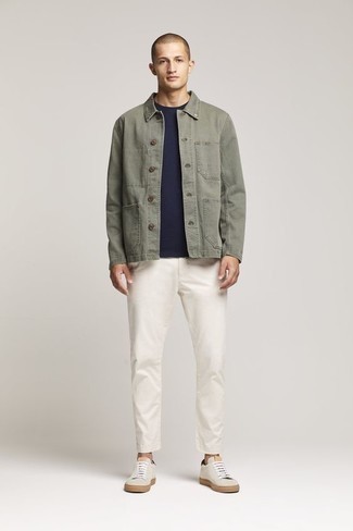 Olive Shirt Jacket Outfits For Men: For a look that's very easy but can be dressed up or down in many different ways, wear an olive shirt jacket with white chinos. And if you want to effortlessly dial down your ensemble with footwear, introduce a pair of beige canvas low top sneakers to the mix.