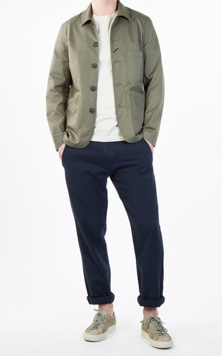 Olive Shirt Jacket Outfits For Men: You'll be surprised at how easy it is for any guy to throw together this effortlessly sophisticated look. Just an olive shirt jacket and navy chinos. Tan leather low top sneakers will add a more relaxed twist to an otherwise standard getup.