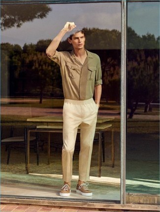 Beige Canvas Low Top Sneakers Outfits For Men: An olive short sleeve shirt and beige chinos are a wonderful combination to add to your current off-duty lineup. Beige canvas low top sneakers tie the outfit together.
