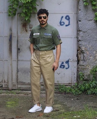 Olive Embroidered Short Sleeve Shirt Outfits For Men: For a casual ensemble with a contemporary spin, marry an olive embroidered short sleeve shirt with beige chinos. Let your expert styling really shine by complementing this look with a pair of white and green canvas low top sneakers.