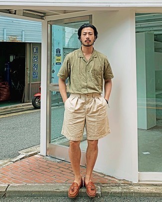 Beige Shorts Outfits For Men: This casual combo of an olive short sleeve shirt and beige shorts is super easy to throw together without a second thought, helping you look sharp and ready for anything without spending too much time combing through your wardrobe. Make tobacco leather tassel loafers your footwear choice to effortlessly rev up the fashion factor of your outfit.