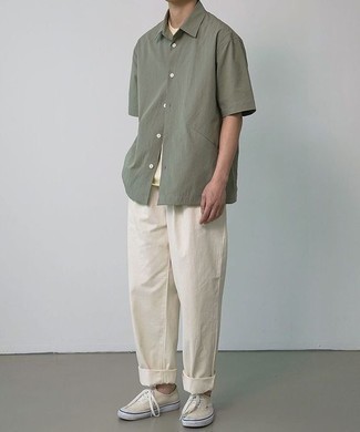 Olive Short Sleeve Shirt Outfits For Men: An olive short sleeve shirt and white jeans? It's an easy-to-wear ensemble that any guy could sport on a daily basis. White canvas low top sneakers look awesome here.