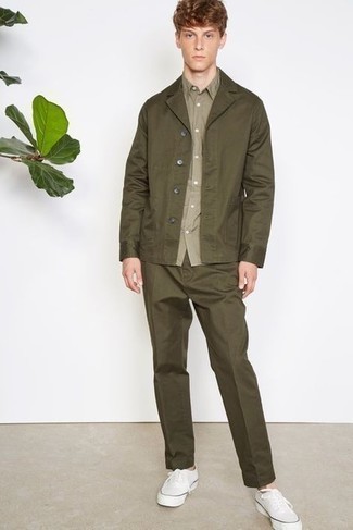Olive Short Sleeve Shirt Outfits For Men: Pairing an olive short sleeve shirt and an olive suit will prove your outfit coordination chops. Dress down your outfit by rounding off with a pair of white canvas low top sneakers.