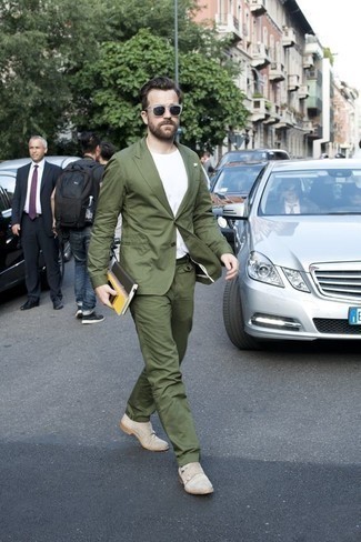 Olive Suit Outfits: You'll be surprised at how very easy it is for any man to throw together this effortlessly classy outfit. Just an olive suit and a white crew-neck t-shirt. Feeling inventive today? Break up this getup by slipping into beige suede double monks.