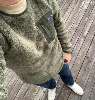 Olive Fleece Sweatshirt Outfits For Men: This casual combination of an olive fleece sweatshirt and navy jeans takes on different nuances depending on how it's styled. When not sure as to the footwear, complete your look with a pair of white canvas low top sneakers.