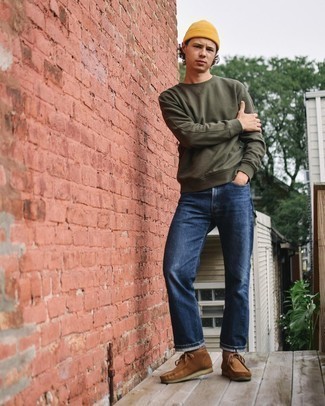 Brown Suede Desert Boots Warm Weather Outfits: Extremely stylish, this relaxed casual combo of an olive sweatshirt and navy jeans provides with excellent styling opportunities. Infuse your outfit with a touch of sophistication by finishing off with a pair of brown suede desert boots.