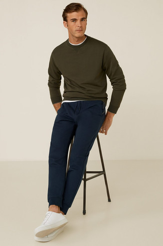 Navy Sweatpants Warm Weather Outfits For Men: Marrying an olive sweatshirt and navy sweatpants will be indisputable proof of your prowess in men's fashion even on dress-down days. A good pair of white canvas low top sneakers ties this look together.