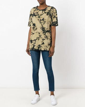 Olive Tie-Dye Crew-neck T-shirt Outfits For Women: An olive tie-dye crew-neck t-shirt and blue skinny jeans worn together are a total eye candy for those dressers who prefer relaxed styles. Add white low top sneakers to your getup and you're all set looking amazing.