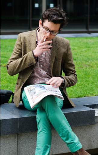As you can see here, it doesn't require that much effort for a man to look casually sleek. Just pair an olive wool blazer with mint chinos and be sure you'll look amazing.