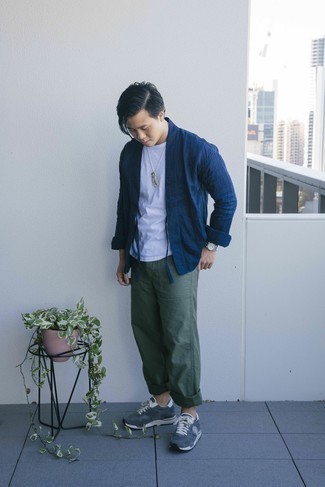 Blue Open Cardigan Outfits For Men: Such must-haves as a blue open cardigan and dark green chinos are an easy way to introduce understated dapperness into your casual styling routine. Opt for a pair of navy athletic shoes to add a dash of stylish nonchalance to this getup.