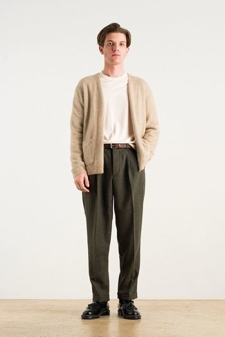 Open Cardigan Outfits For Men: This casual pairing of an open cardigan and olive wool chinos is a tested option when you need to look cool but have zero time. And if you want to immediately amp up your look with a pair of shoes, complete your outfit with black leather tassel loafers.