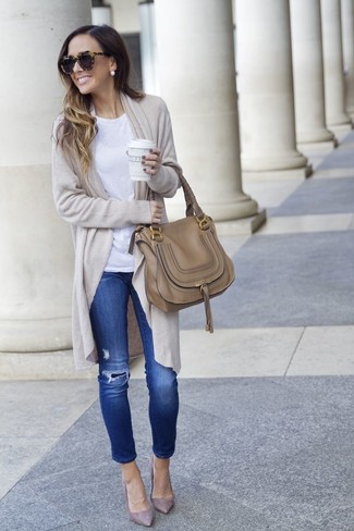 Women's Beige Open Cardigan, White Crew-neck T-shirt, Blue Ripped Skinny Jeans, Grey Leather Pumps