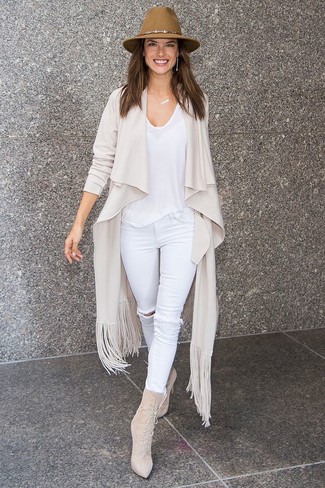 Tan Suede Ankle Boots Outfits: Reach for a beige open cardigan and white ripped skinny jeans for a stylish and easy-going ensemble. If you feel like dialing it up, complement this look with a pair of tan suede ankle boots.