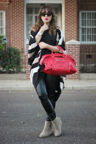 Black and White Horizontal Striped Cardigan Outfits For Women: A black and white horizontal striped cardigan and black leather skinny pants have become an essential pairing for many style-conscious ladies. Introduce grey suede wedge ankle boots to the mix to instantly turn up the street cred of this ensemble.