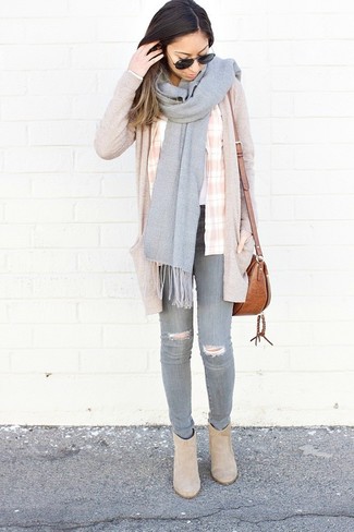 Beige Open Cardigan Outfits For Women: Something as simple as wearing a beige open cardigan and grey ripped skinny jeans can potentially set you apart from the crowd. If you need to immediately elevate your getup with one single piece, why not add a pair of beige suede ankle boots to this outfit?