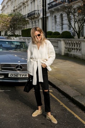 Women's Outfits 2022: Why not make a white open cardigan and black ripped jeans your outfit choice? As well as super comfy, both of these pieces look cool worn together. Finishing off with a pair of tan suede loafers is an easy way to inject a hint of class into your outfit.
