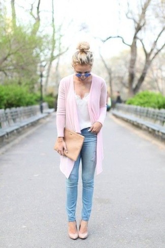 Light Blue Skinny Jeans Outfits: Flaunt your outfit coordination savvy by pairing a pink open cardigan and light blue skinny jeans for a laid-back ensemble. If you feel like dressing up, introduce a pair of beige leather pumps to your ensemble.