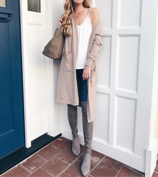 Beige Open Cardigan Outfits For Women: Look wonderful without really trying in a beige open cardigan and navy skinny jeans. Add a little kick to the ensemble with a pair of grey suede over the knee boots.